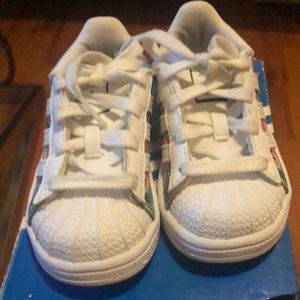 Adidas girl toddler size 6c